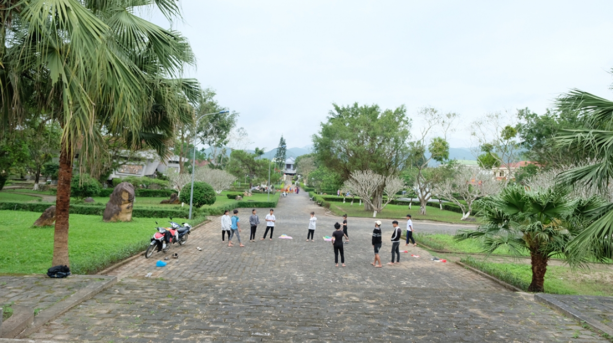 Khuôn viên Bảo tàng Ba Tơ, nơi thu hút đông du khách dịp kỷ niện 80 năm Ngày khởi nghĩa Ba Tơ (11/3/1945-11/3/2025)