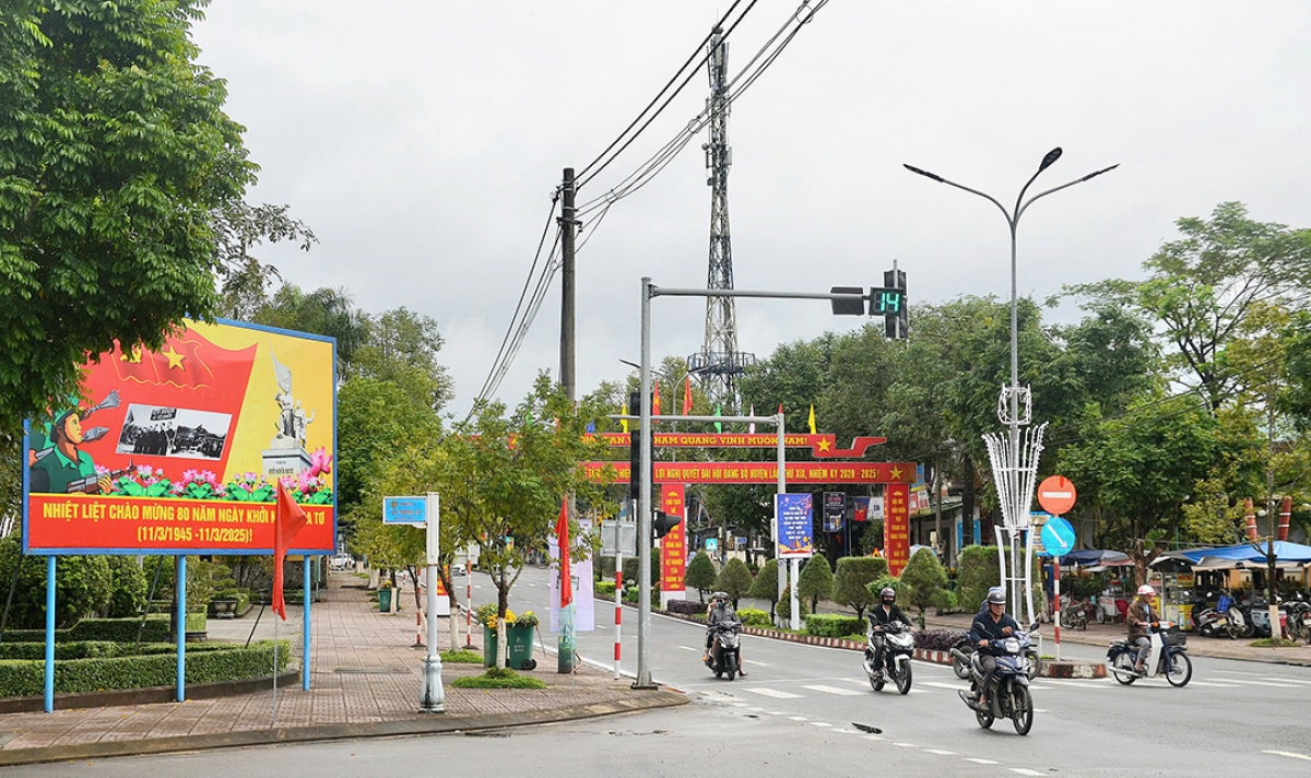 Thị trấn Ba Tơ đã được dọn dẹp sạch sẽ, trang hoàng cờ hoa chuẩn bị cho Lễ Kỷ niệm 80 năm Khởi nghĩa Ba Tơ (11/3/1945-11/3/2025)