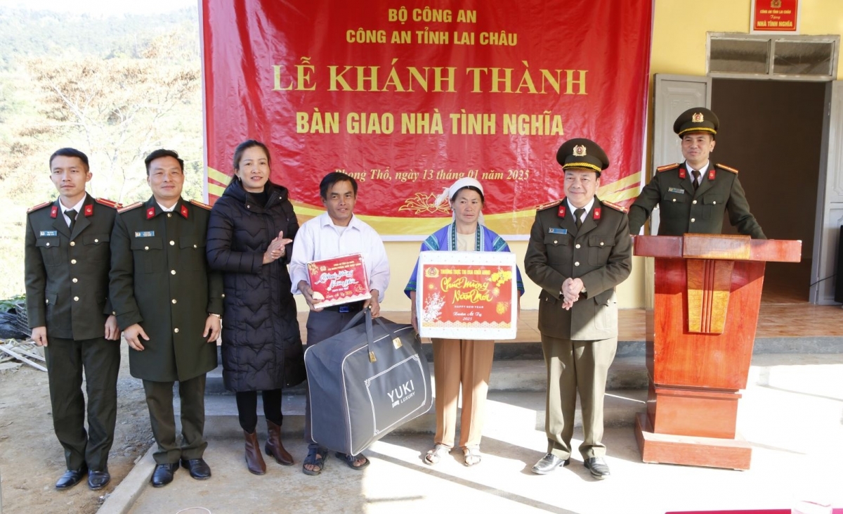 Lãnh đạo UBND huyện Phong Thổ và Công an tỉnh Lai Châu bàn giao nhà cho hộ nghèo tại xã biên giới Dào San