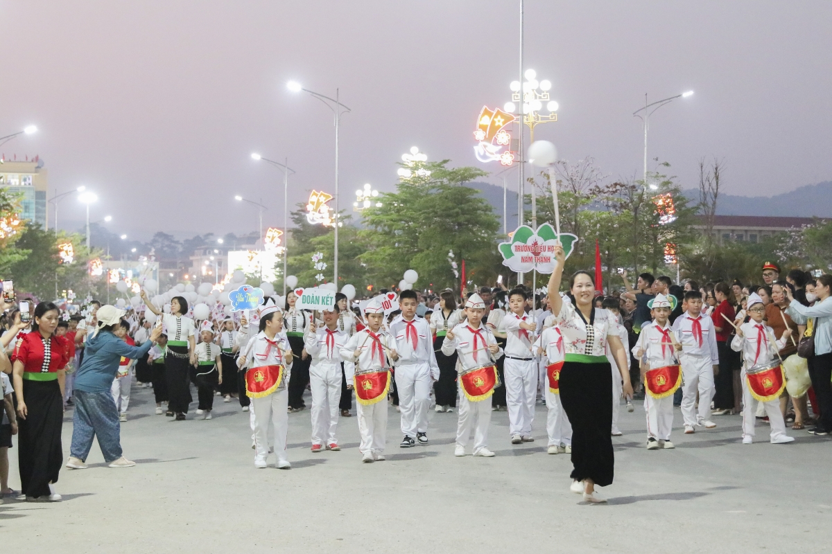 Hơn 2.500 giáo viên và học sinh các trường trên địa bàn thành phố Điện Biên Phủ tham gia diễu hành đường phố chào mừng lễ hội.
