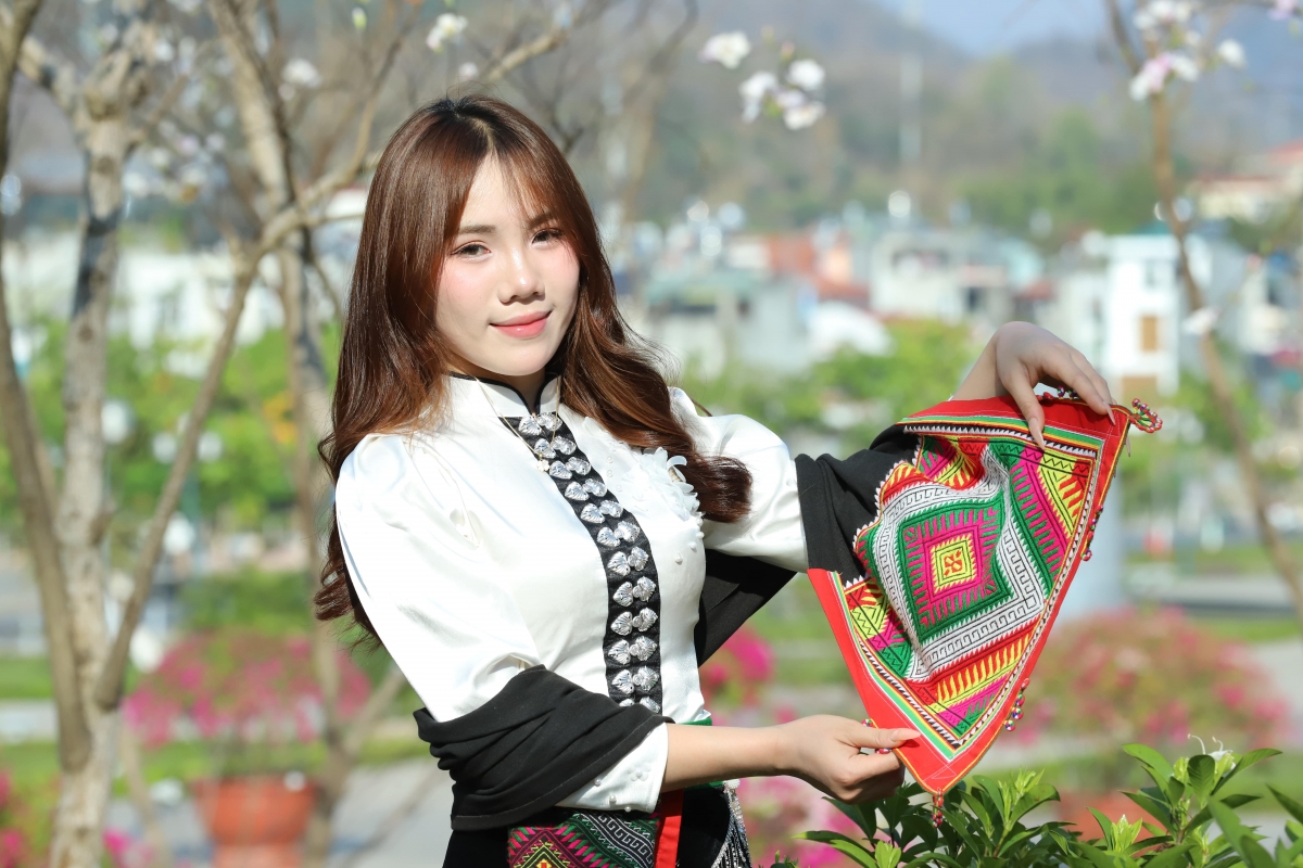 Thiếu nữ dân tộc Thái háo hức chờ đến mùa ban nở để chụp ảnh,
lưu giữ khoảnh khắc đẹp với áo cóm, khăn Piêu của dân tộc mình.