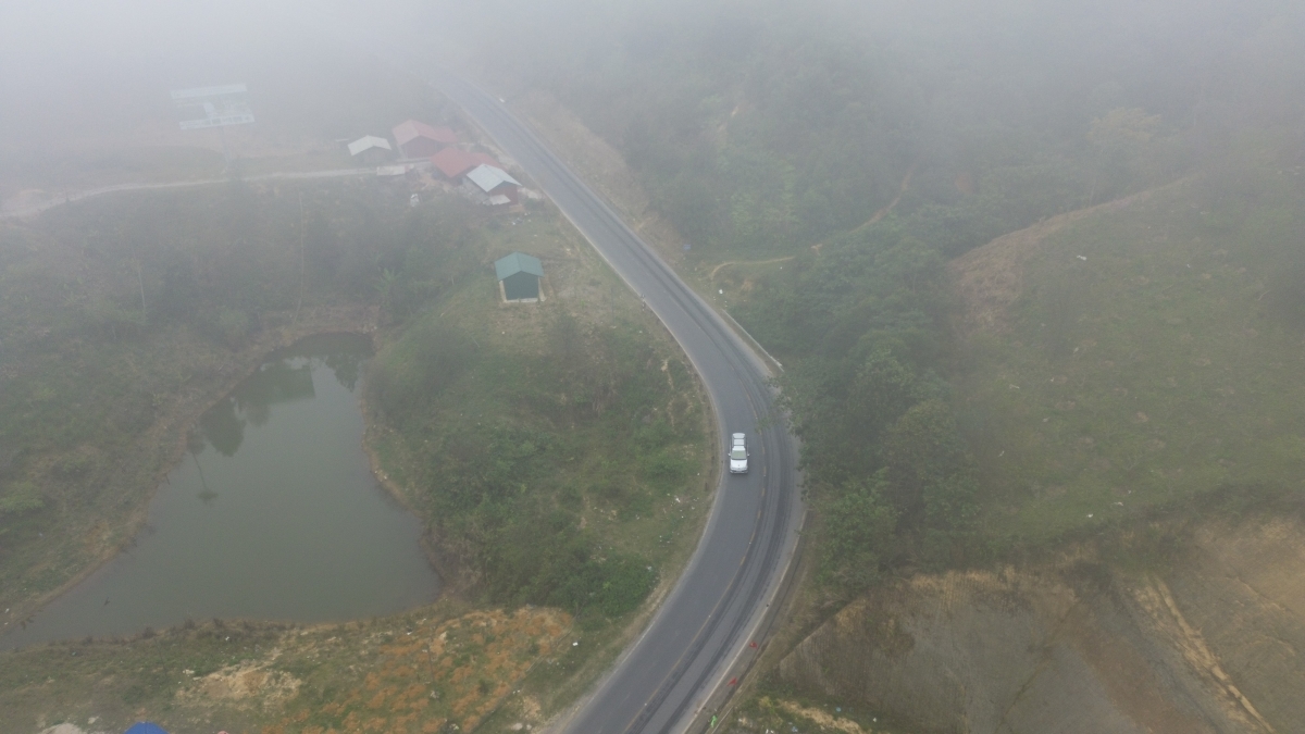 Sơn La là tỉnh miền núi có hơn 18.000 km giao thông đường bộ,
nhiều đoạn đường đèo, dốc cao, cua gấp.
Ảnh: Trấn Long/VOV Tây Bắc