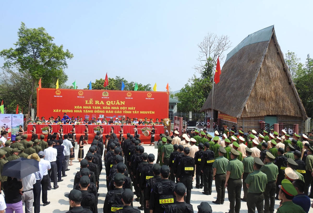 
Anih tơm Kŏng an pơm lêh pơtơm ming man hnam pơgia, hnam hyah hyok