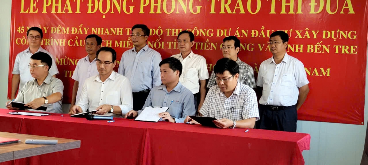 Các nhà thầu ký cam kết đẩy nhanh tiến độ để đến ngày 2-9 năm nay hoàn thành cây cầu Rạch Miễu 2