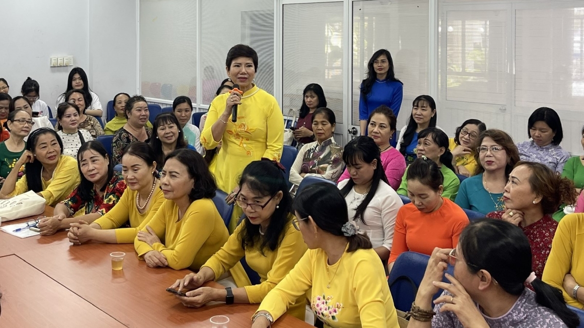 Tại buổi tọa đàm, nhiều đại biểu nữ tham gia thảo luận sôi nổi