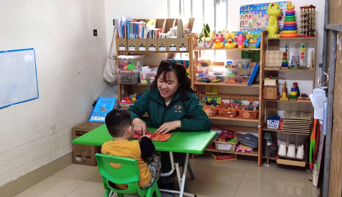 Giáo viên nỗ lực trau dồi kiến thức, kinh nghiệm để giúp các con sớm hoà nhập.
Ảnh: Lê Hạnh/VOV Tây Bắc