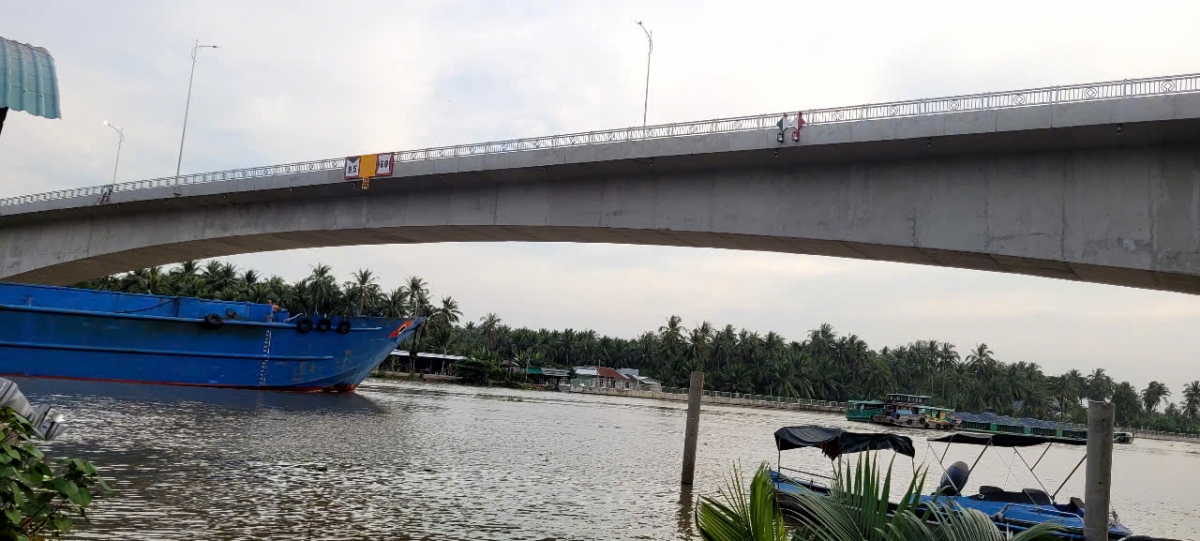 Kênh Chợ Gạo, tỉnh Tiền Giang đã có 03 cây cầu bắc ngang phục vụ đắc lực cho giao thông, thủy bộ