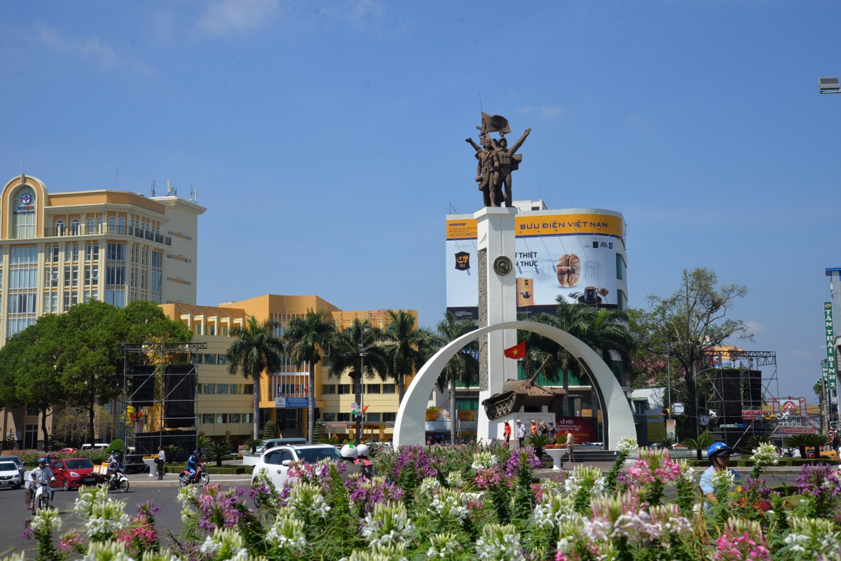 Ngã sáu Buôn Ma Thuột - khu vực diễn ra Lễ hội điện phố
cũng đã được lắp thêp hệ thống âm thanh, ánh sáng.
Ảnh: Nam Trang/VOV Tây Nguyên