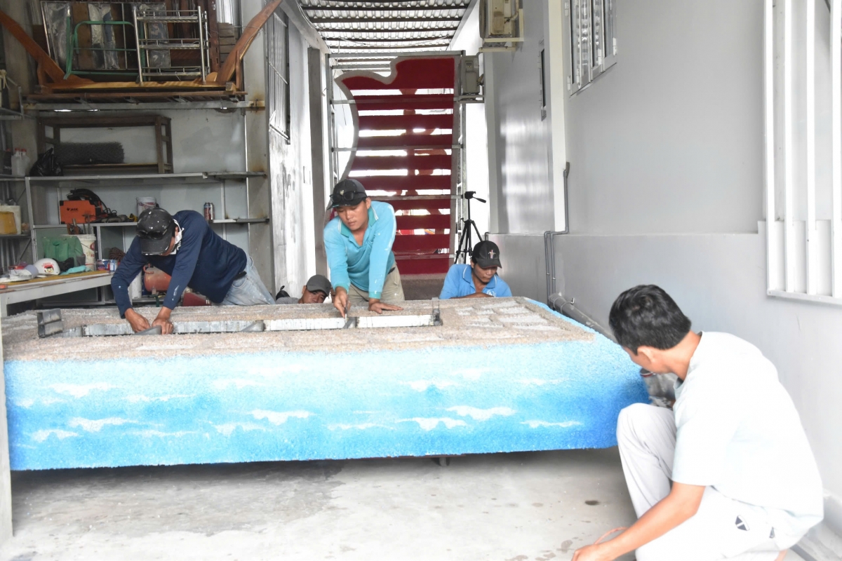 Ông Hồ Chí Ân cùng các cộng sự miệt mài, tỉ mỉ hoàn thiện những công đoạn cuối cùng của công trình mà ông tâm đắc