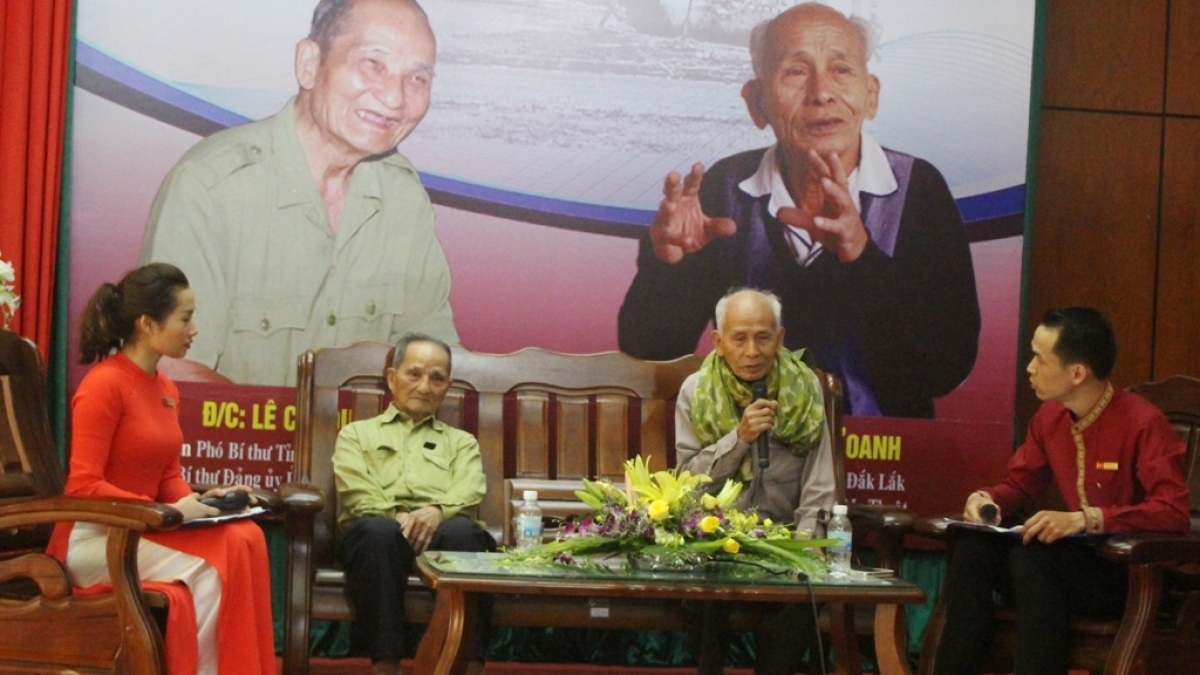 Ông Tô Tấn Tài chia sẻ ký ức hào hùng về trận đánh Buôn Ma Thuột.
Ảnh: Hương Lý/VOV Tây Nguyên