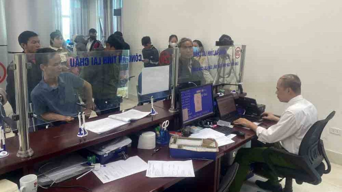 Trong ngày đầu tiên hoạt động sau sáp nhập, chuyển giao đã có rất đông người dân đến
Trung tâm hành chính công để làm các thủ tục hành chính.
Ảnh: Khắc Kiên/VOV Tây Bắc