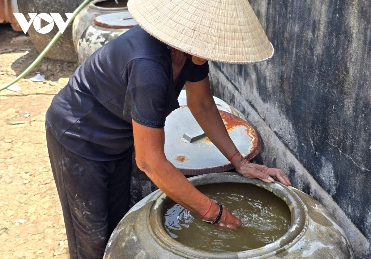 Gia đình bà Xuyên bơm nước giếng lên nhưng nước bị nhiễm phèn mặn nặng