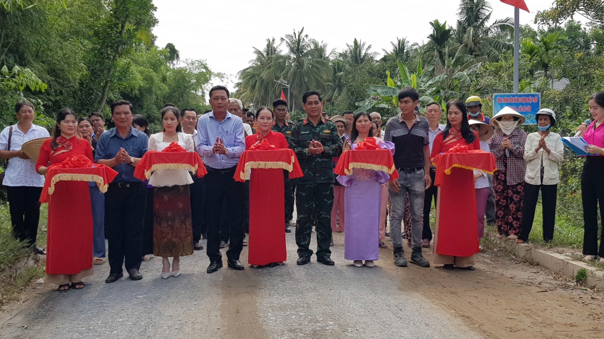 Sau thời gian xây dựng Ban tổ chức cũng đã khánh thành đèn đường ở xã Trà Côn