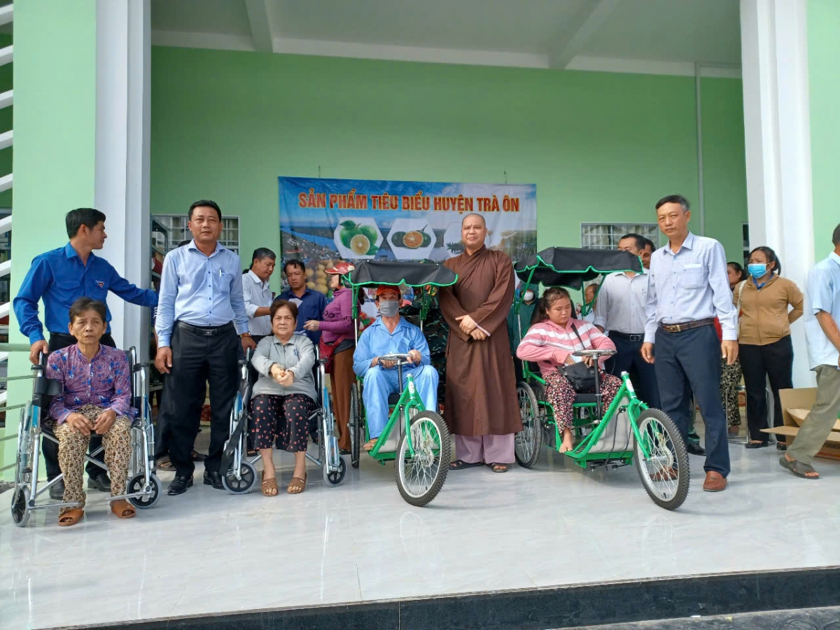 Tặng xe cho người nghèo ở địa phương nhân dịp tết quân dân