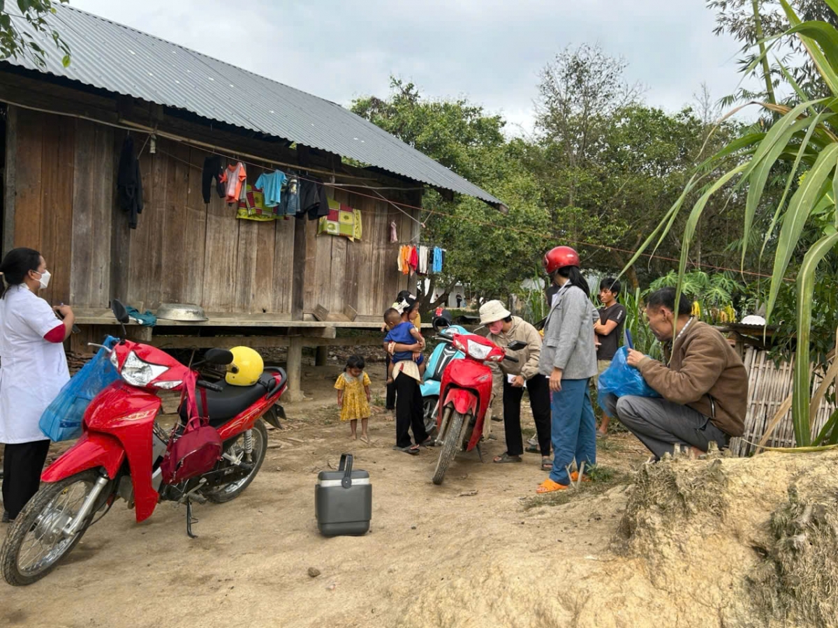 Cán bộ y tế Đắk Lắk tới từng nhà để tiêm vắc xin phòng bệnh sởi cho trẻ