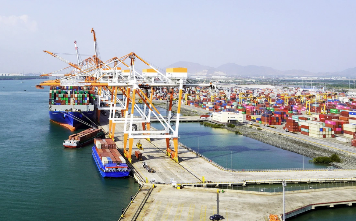 Gilai container ngak ndap nda di pabah lamnge Cái Mép - Thị Vải, taphia labik padang container.