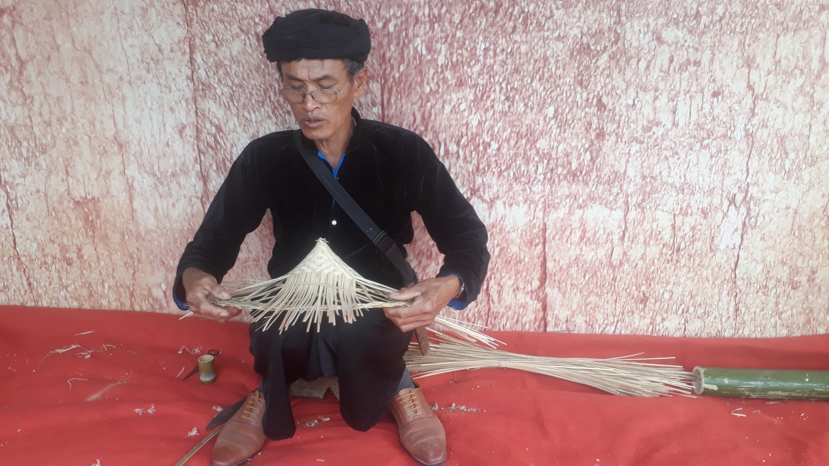 Ông Trang Trang Sinh học đan nón từ ông và bố, thành thạo đan nón từ năm 12 tuổi
