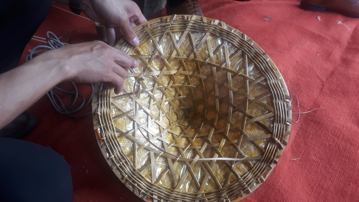 Mặt trong của nón đan của đồng bào Hà Nhì