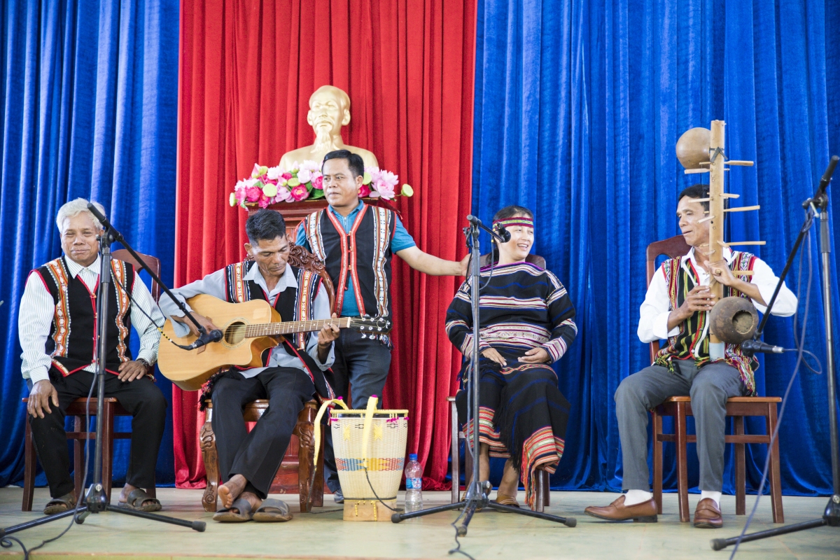 Pôa Siu Huỳnh (tâng adế) Kăn pơkuâ Chi ƀô̆, ngế pơkuâ thôn O Ngol rơtế ƀă mâu ngê̆ nhân hơdruê, rơngê