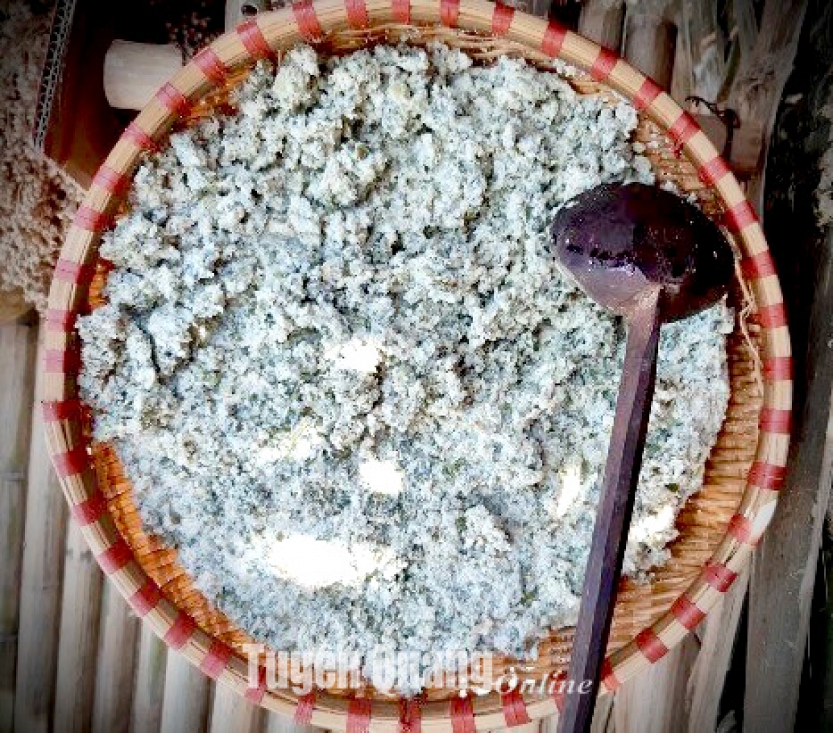 Tẩu Chúa cho ra mẹt cho khô nước để chế biến món tẩu chúa xào