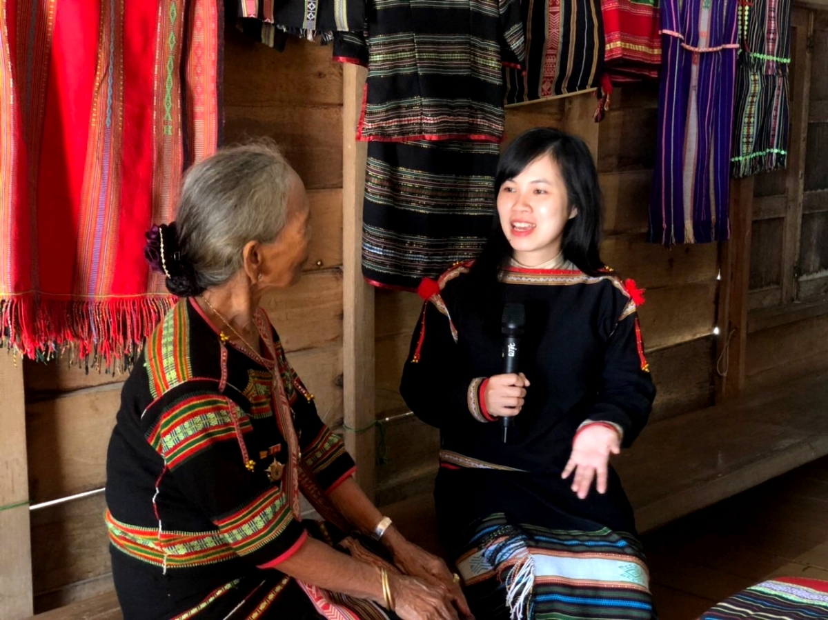 Ngế kơdrâi chêh hlá tơbeăng H’Kim Phúc tung môi roh kơ-êng ngê̆ nhân Rơđế teăn ếo pơtâk