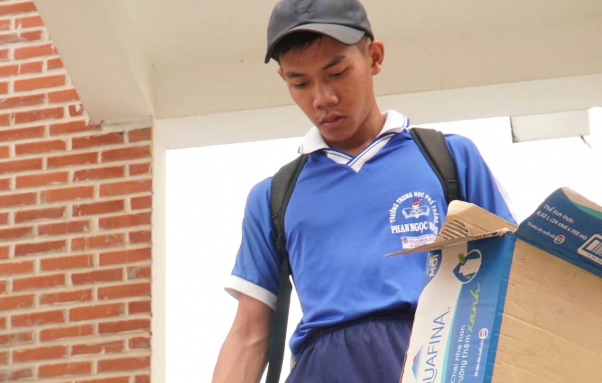 Lê Hữu Do trên con đường học còn lượm ve chai kiếm sống