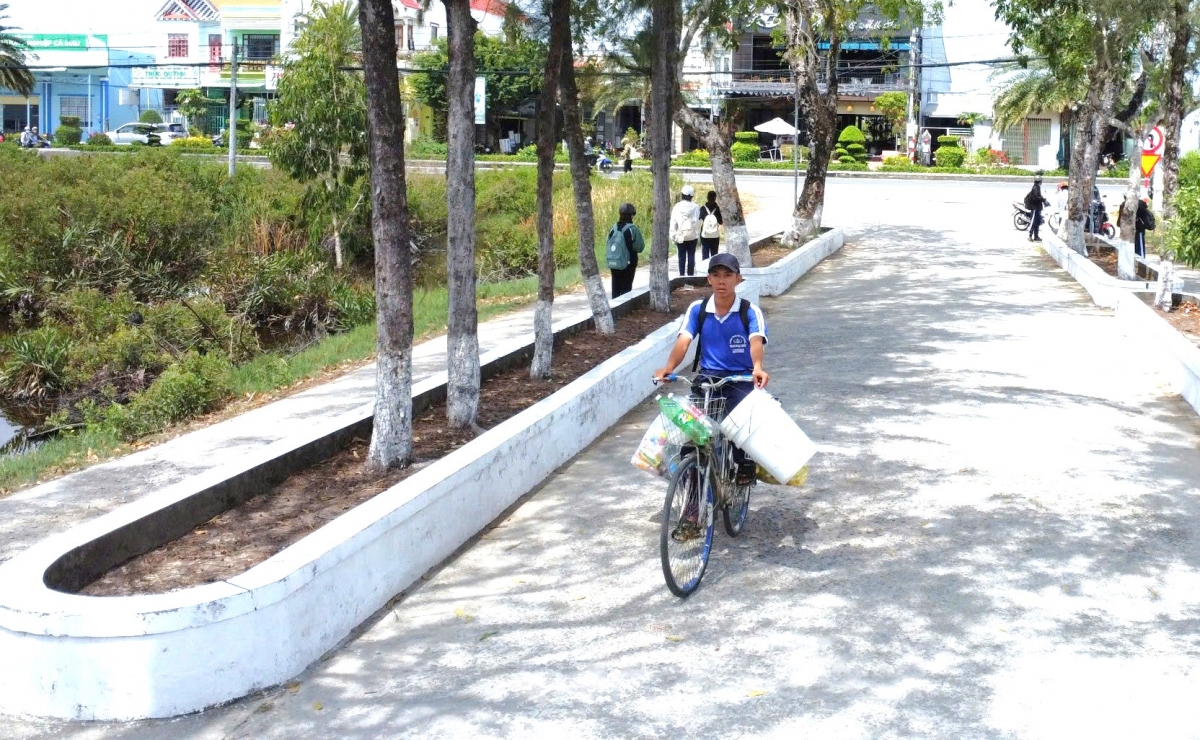 Do không ngại việc vừa đi học vừa đi lấy cặn về nuôi heo