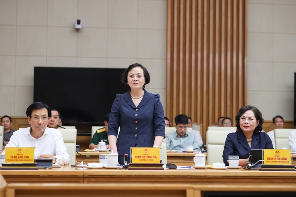 Bộ trưởng Bộ Nội vụ Phạm Thị Thanh Trà báo cáo. Ảnh: VGP/Nhật Bắc