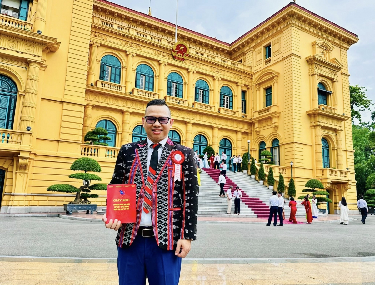 Nhà báo Alăng Ngước vinh dự là 1 trong 100 đại biểu tham dự Lễ Tuyên dương Nhà báo tiêu biểu cả nước nhân dịp 100 năm Ngày Báo chí Cách mạng Việt Nam . 