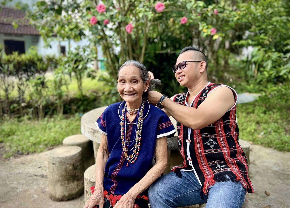 Nhà báo Alăng Ngước lâng ca căn. 