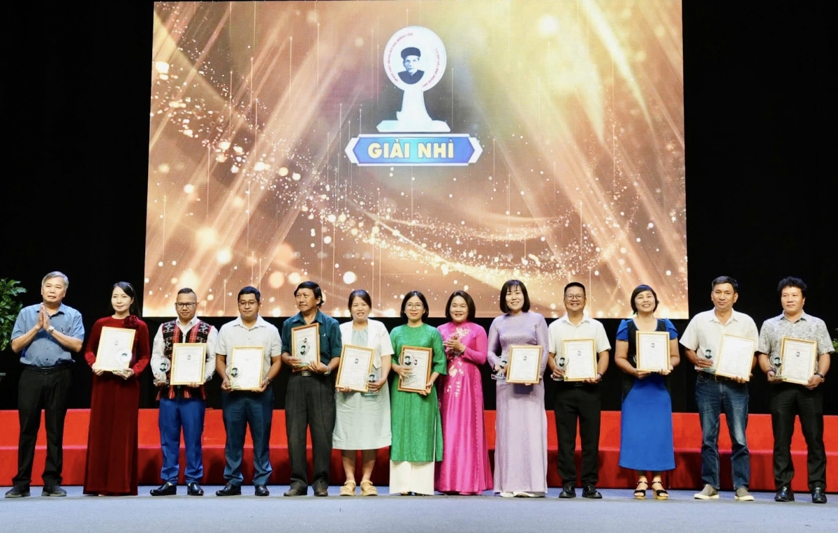 Nhà báo Alăng Ngước giành được nhiều giải thưởng cao trong các kỳ liên hoan cấp tỉnh, khu vực và quốc gia .