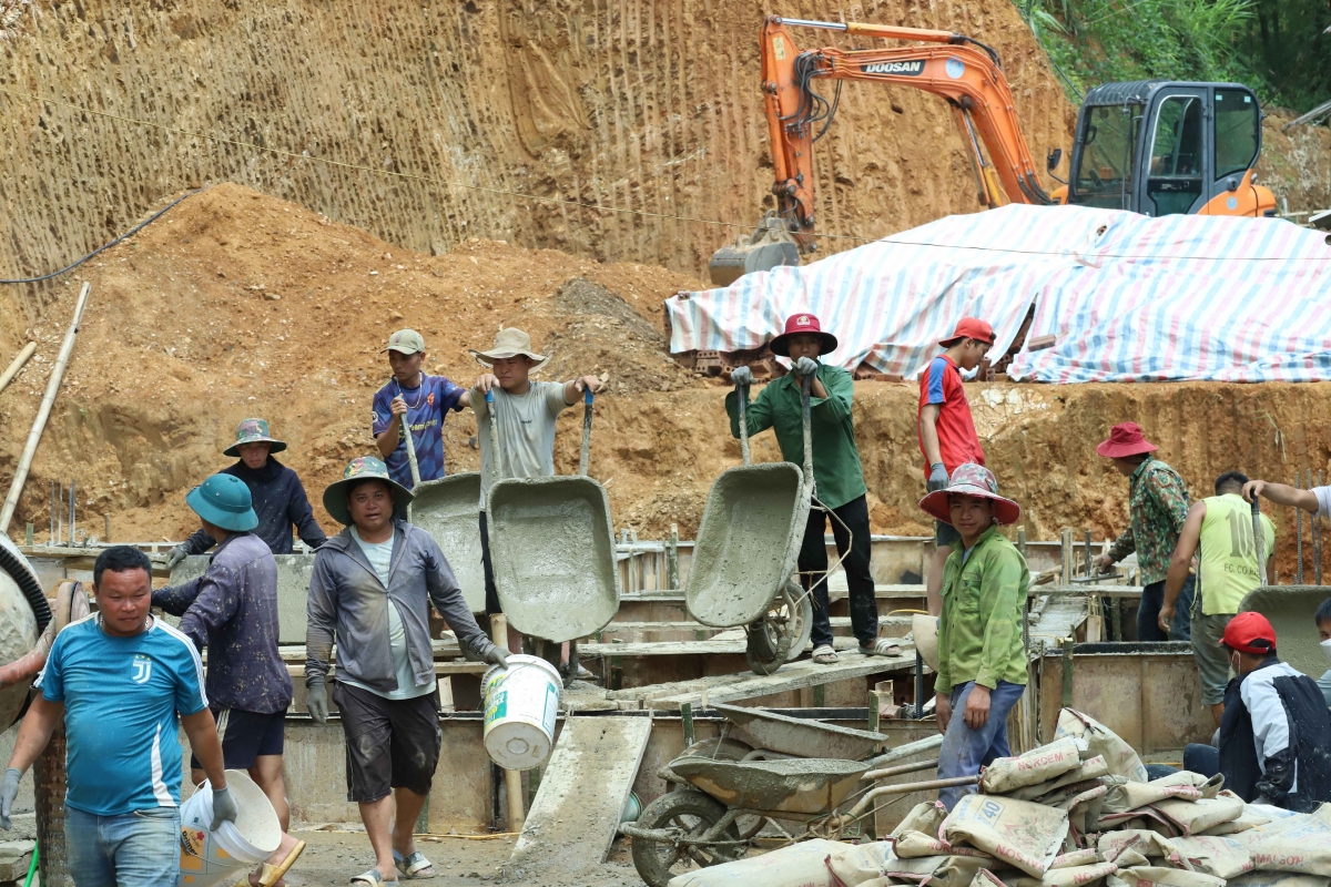 Ing mâu troăng hơlâ tro ló, tơtro ƀă tơdroăng ki ai khât dêi chi ƀô̆ pơlê Co Phung, tơdroăng rêh ối tơmeăm khoăng, tuăn ngôa dêi kuăn pơlê rế tơƀrê