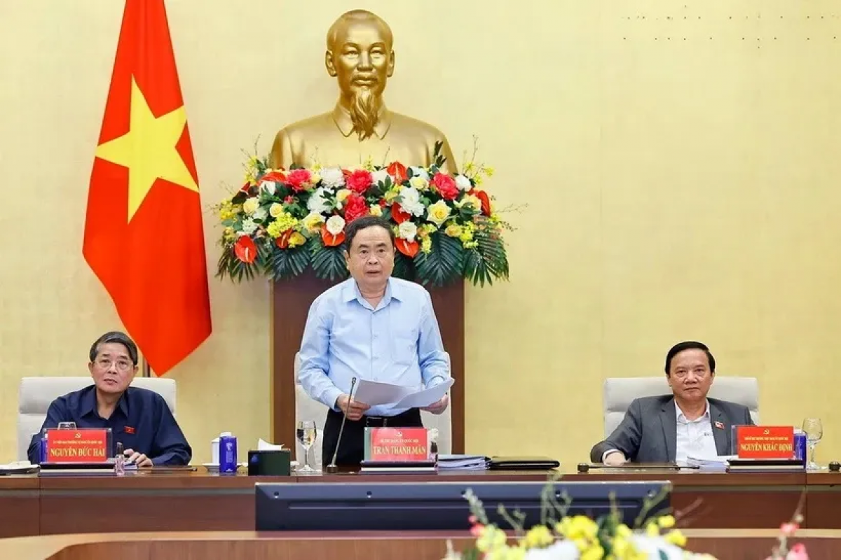 Akaok Quoc hoi Trần Thanh Mẫn dang ka mbang nyaom biai di Ndang uy saong Uy mban Thuong vu Quoc hoi ka bruk ngak