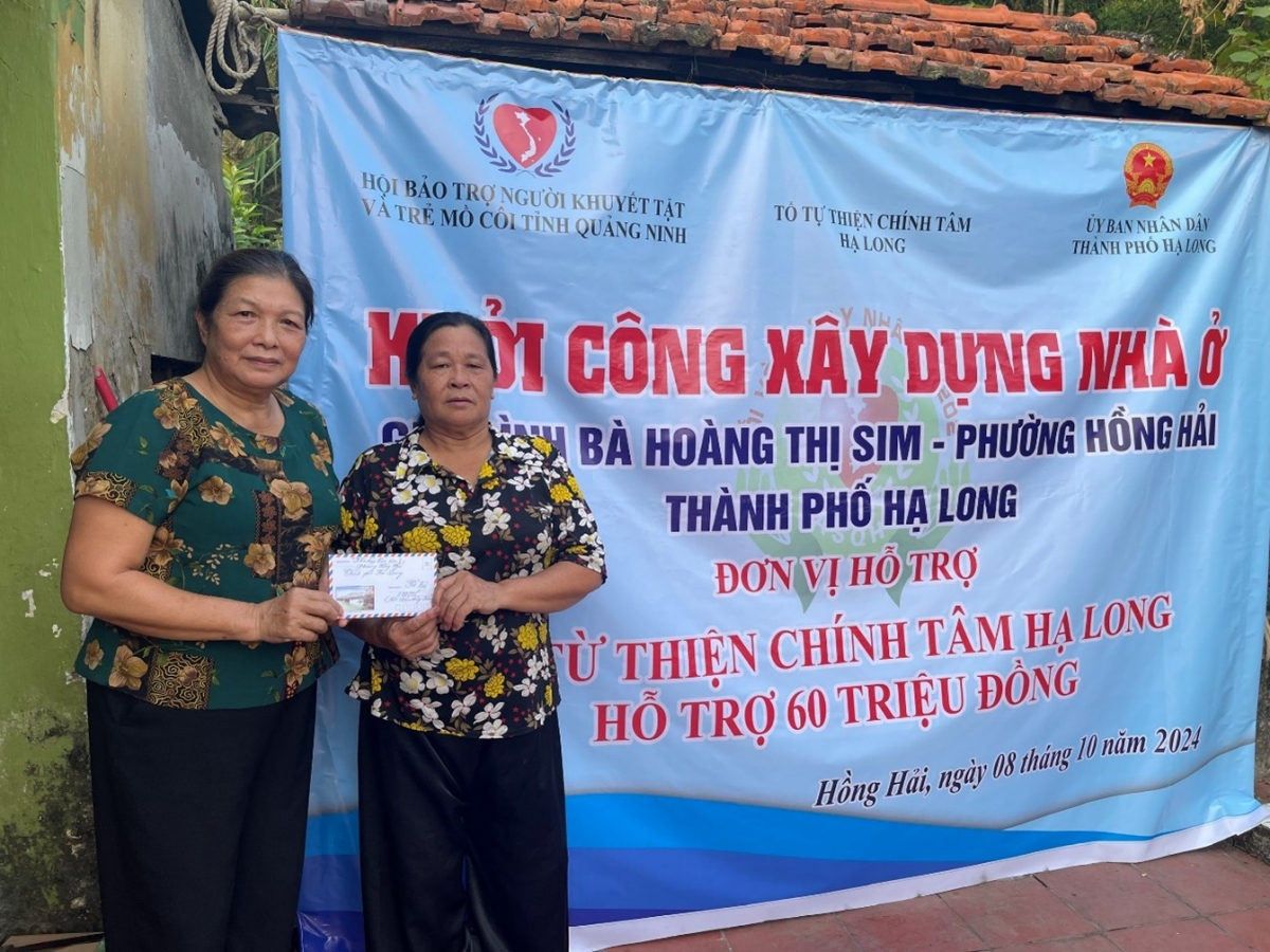Chi hội phụ nữ khu phố 5, phường Hồng Hải, TP Hạ Long, tỉnh Quảng Ninh thăm, tặng quà hội viên hoàn cảnh khó khăn trên địa bàn