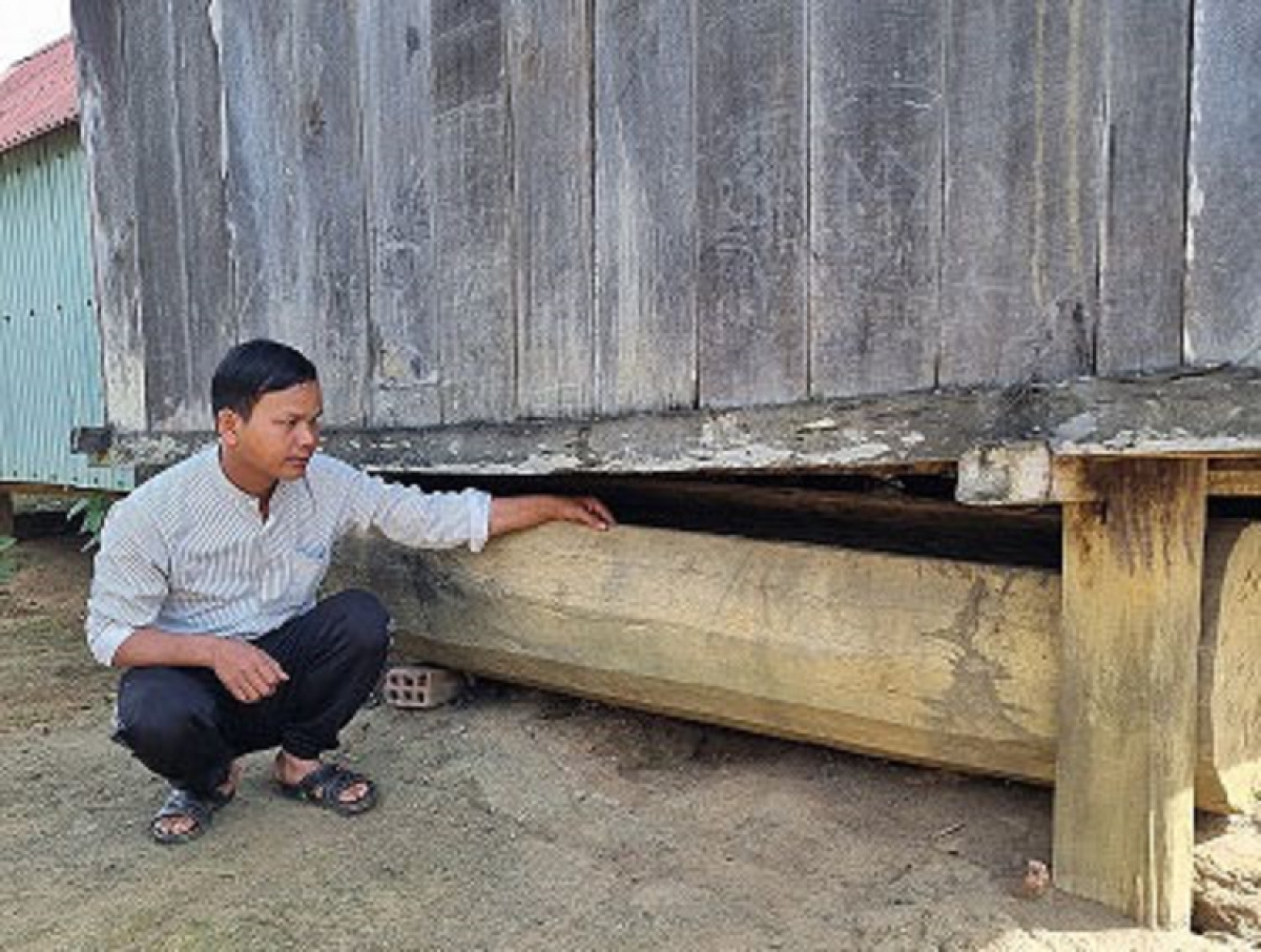 Một hộ dân ở làng Kde Kông vẫn trữ quan tài độc mộc dưới gầm nhà sàn.