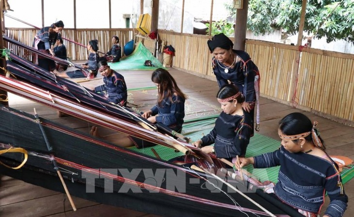 Hên vâi kơdrâi Bơhnéa dế nôkố ối pơtối rak vế hnoăng cheăng tĕn hmôu jiâ tiô khôi hmâ. Um: Hồng Điệp/TTXVN