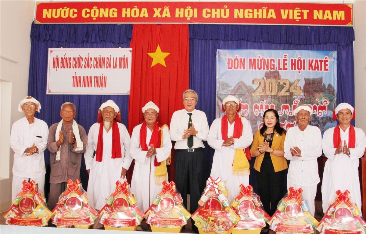 Urang dang akaok MT Negar Viet Nam tinh rivang tadhau ayuh Harei Kate