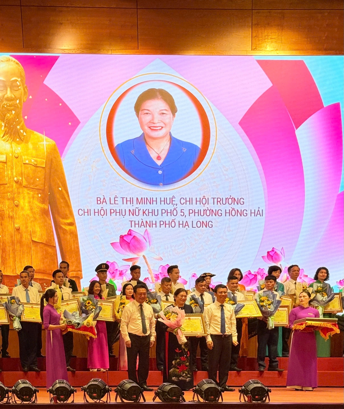 Bà Lê Thị Minh Huệ đã vinh dự được nhận bằng khen vì có thành tích xuất sắc trong phong trào thi đua “Học và làm theo Bác” tại tỉnh Quảng Ninh năm 2024