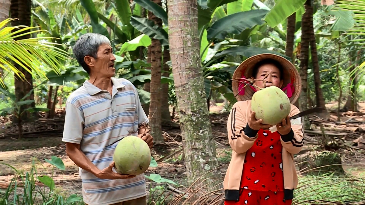 Bà Lê Thị Bền với trái trồng theo hướng hữu cơ