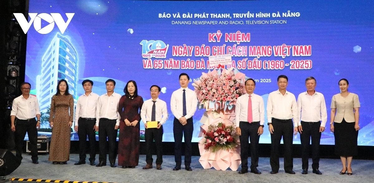 Lãnh đạo thành phố Đà Nẵng tặng hoa chúc mừng Báo và Đài PTTH Đà Nẵng