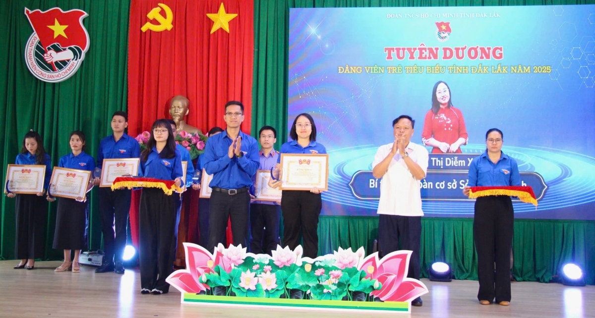 Mŏ Hoàng Thị Diễm Xuân ‘noh đảng viên sơnăm mơlôh gơh hơgei.