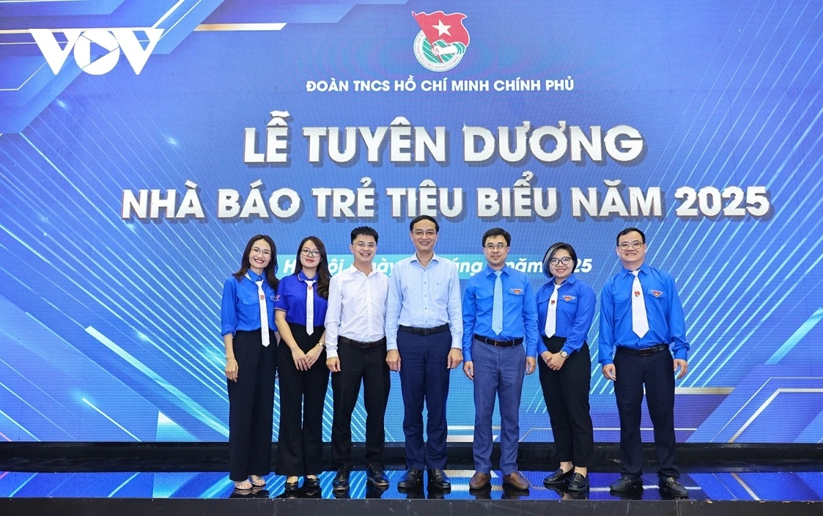 Các nhà báo trẻ tiêu biểu của Đài Tiếng nói Việt Nam (VOV) chụp ảnh lưu niệm với Phó Bí thư Thường trực Đảng ủy Đài Tiếng nói Việt Nam Nguyễn Văn Chí và Bí thư Đoàn Thanh niên Chính phủ Bùi Hoàng Tùng