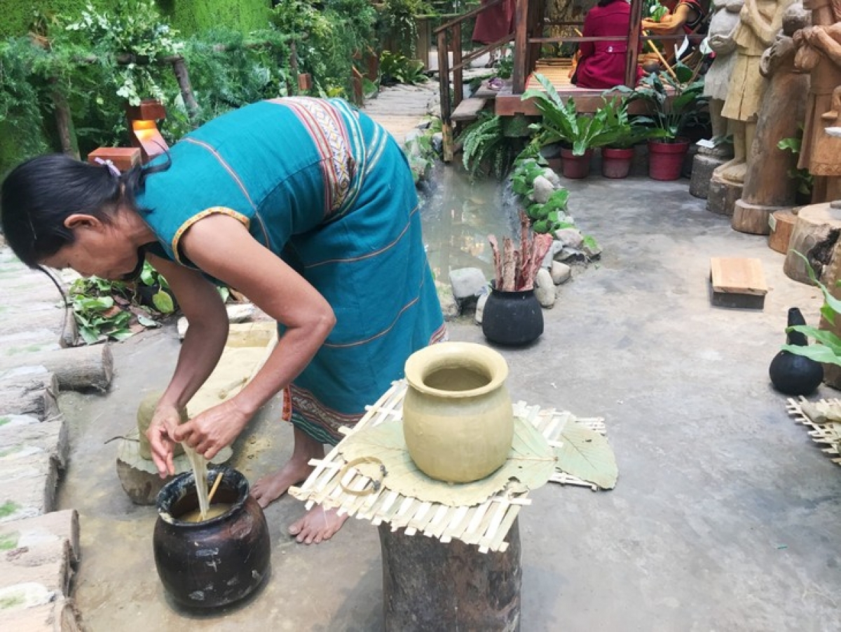Người Bahnar hơdrô̆ yua 'long dah mă hơpăl kŭp ƀơ̆r păng yak đăr kiơ̆ pơkăp man