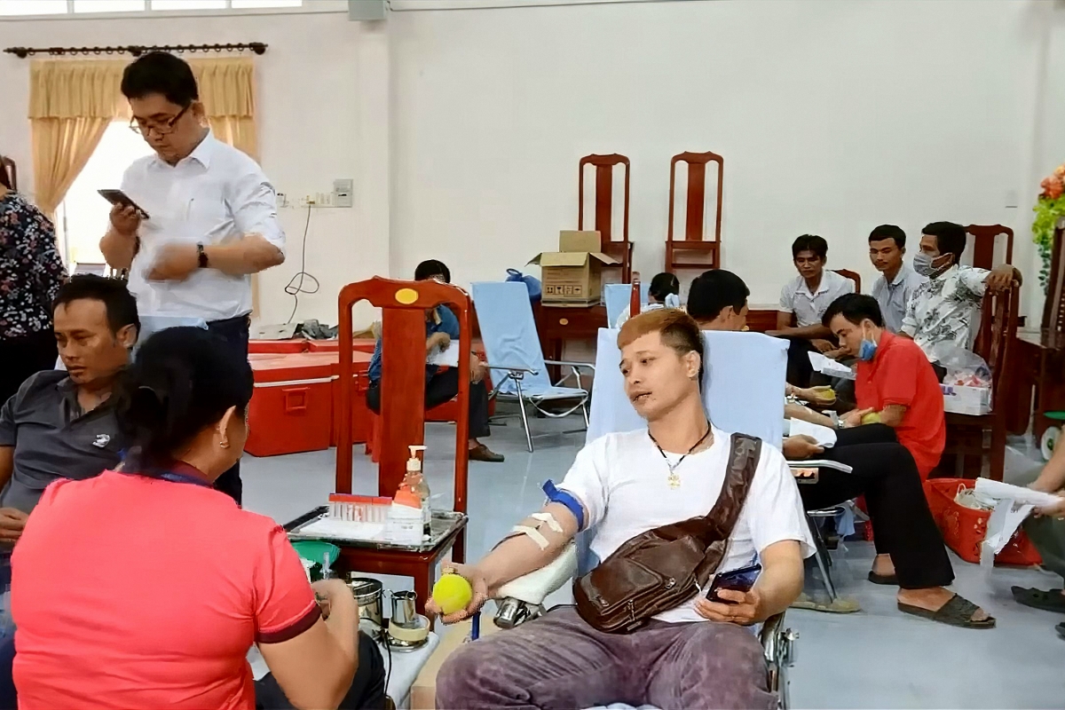 Kim Ngọc Hảo tham gia hiến máu tại địa phương