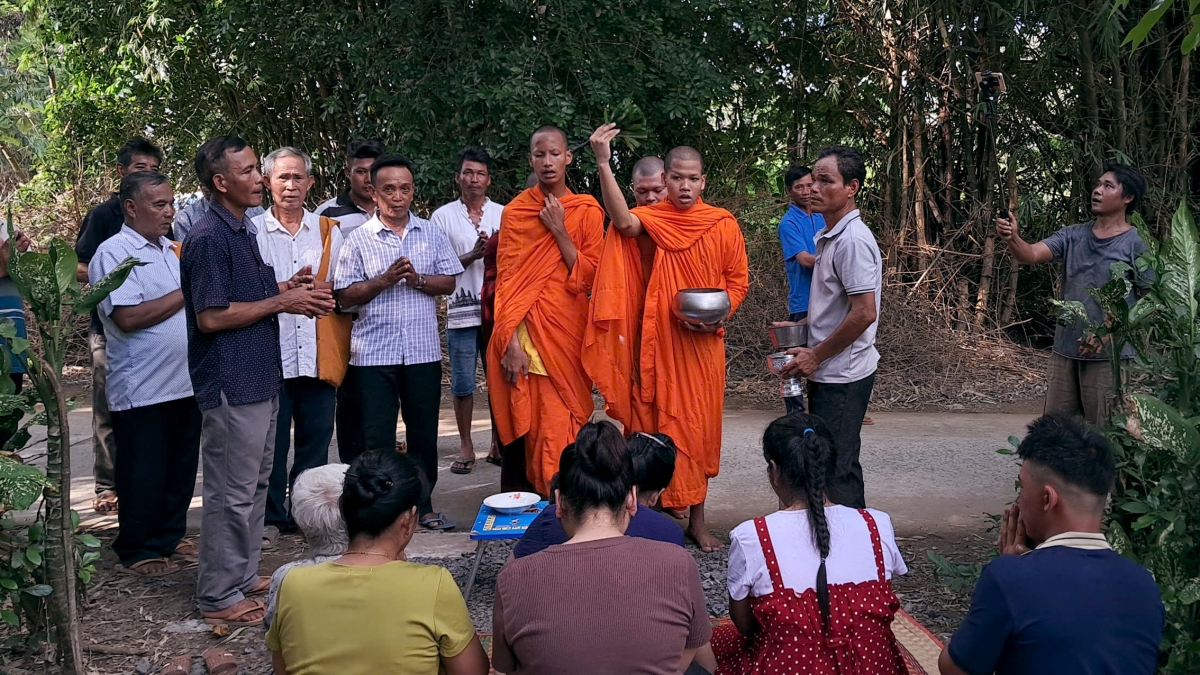Sau khi thực hiện xong ngi thức cúng Neák Tà, nhiều nơi còn có nhà sư đến đọc kinh cầu an và chúc phúc dân làng