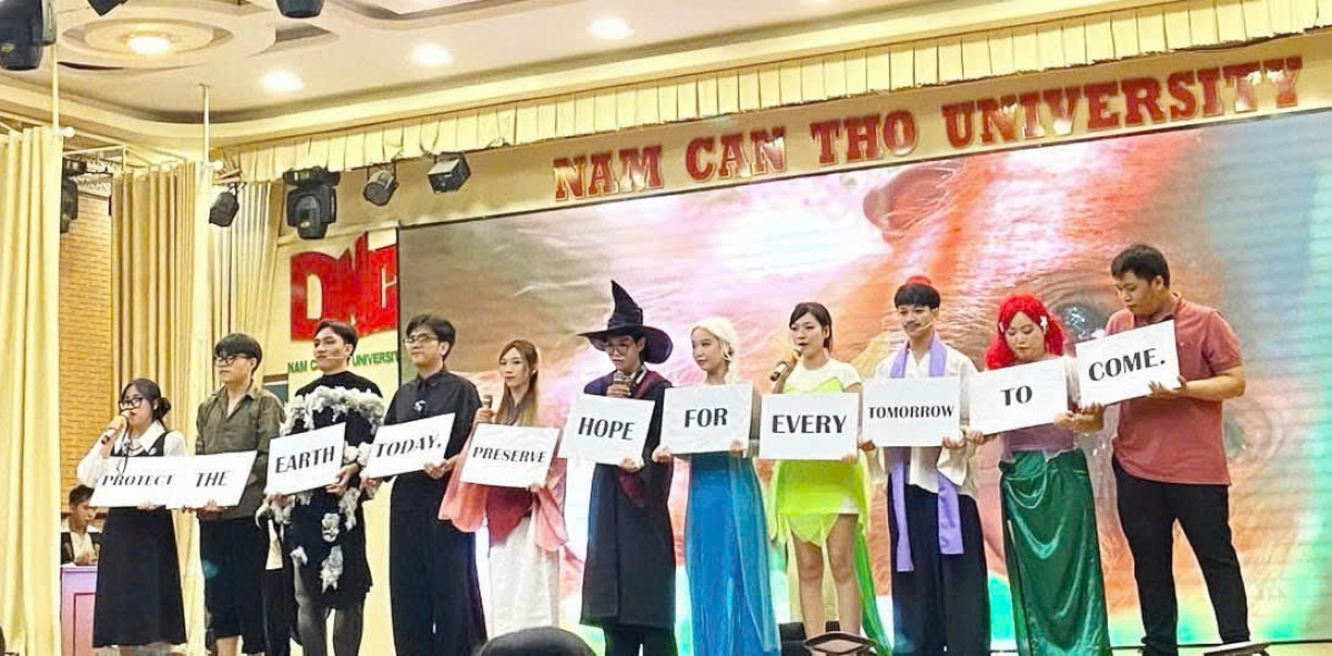 Đêm Chung kết Hội thi Diễn kịch Tiếng Anh “DNC SPOTLIT – Wanders in Worldlands” với nhiều tác phẩm văn học cổ điển nước ngoài được sinh viên dàn dựng