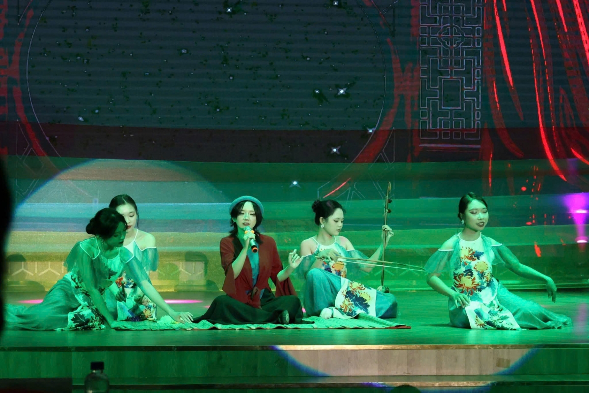 Tiết mục “Xẩm Thập Ân” – một bản xẩm thấm đượm đạo lý, ca ngợi mười điều ân nghĩa mở đầu chương trình