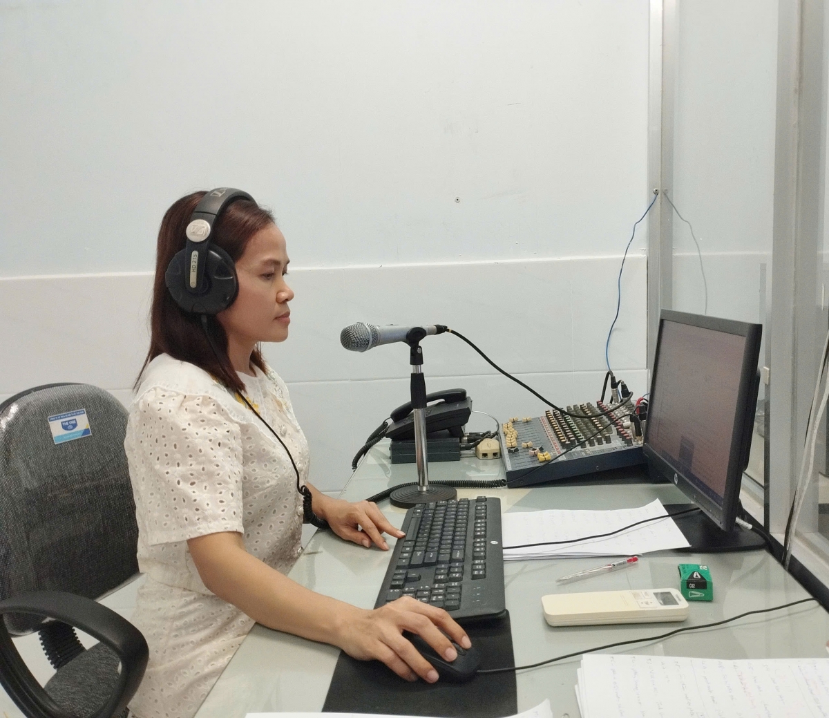 Biên tập viên kiêm ca sĩ Thone Chane Tha vẫn cần mẫn, tận tụy, góp phần gìn giữ và truyền lửa văn hóa Khmer bằng chính trái tim, giọng hát và tâm huyết của mình.
