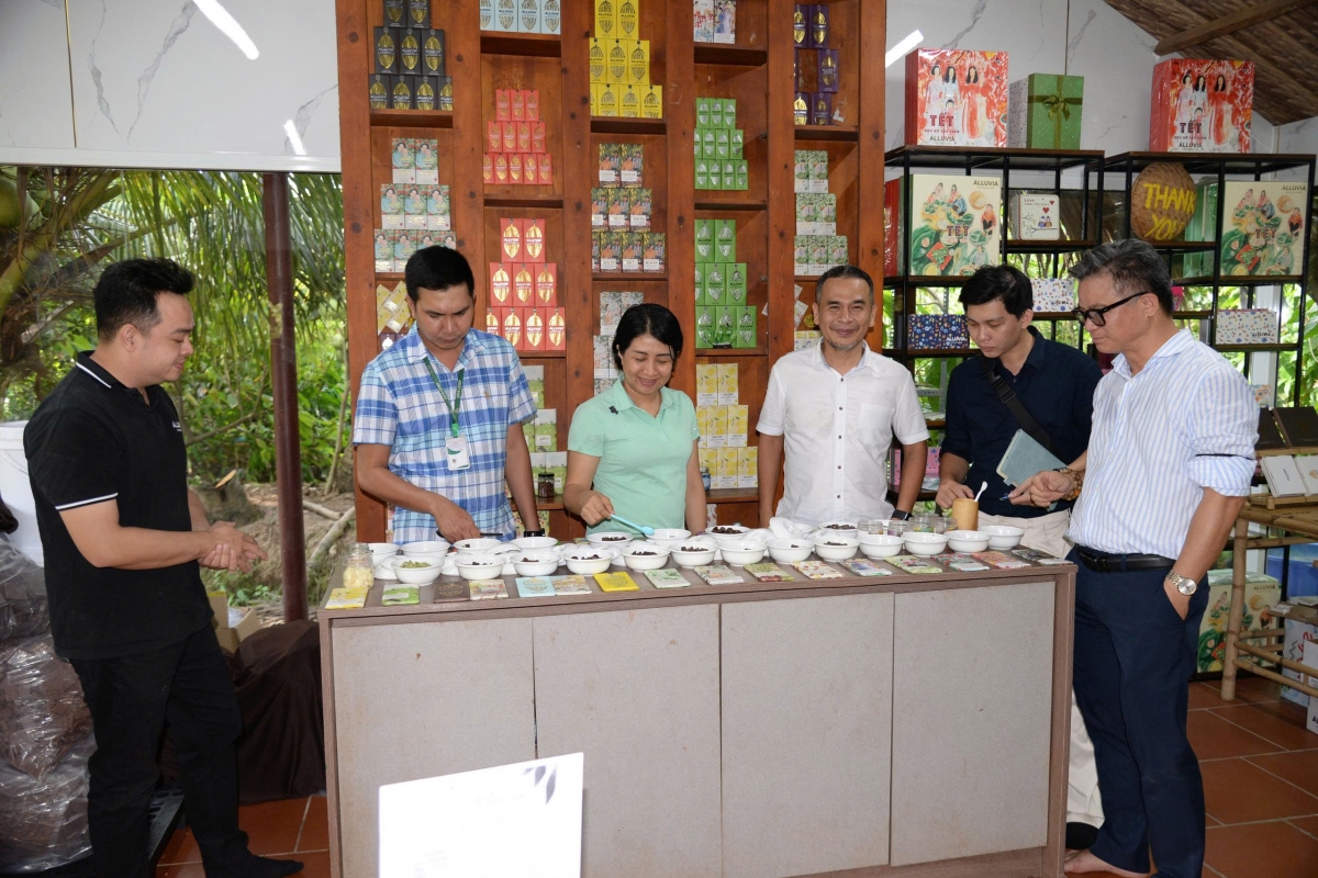 Chị Nguyễn Ngọc Điệp cùng các cộng sự chế biến hạt ca cao ra các sản phẩm sôcôla