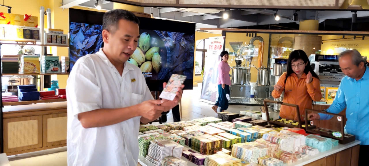 Chị Nguyễn Ngọc Điệp cùng các cộng sự đã cho ra thị trường 30 sản phẩm sôcôla khác nhau